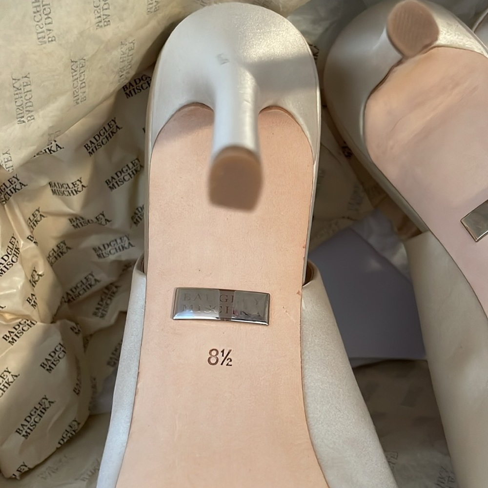 Badgley Mischka beautiful in excellent condition with box and dust bag. 8-1/2. - Picture 11 of 14
